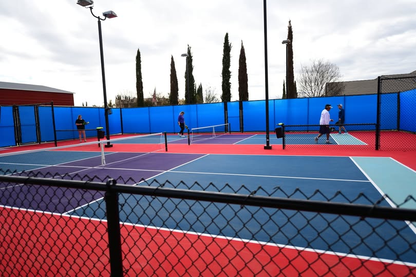 THI CÔNG SÂN POP TENNIS