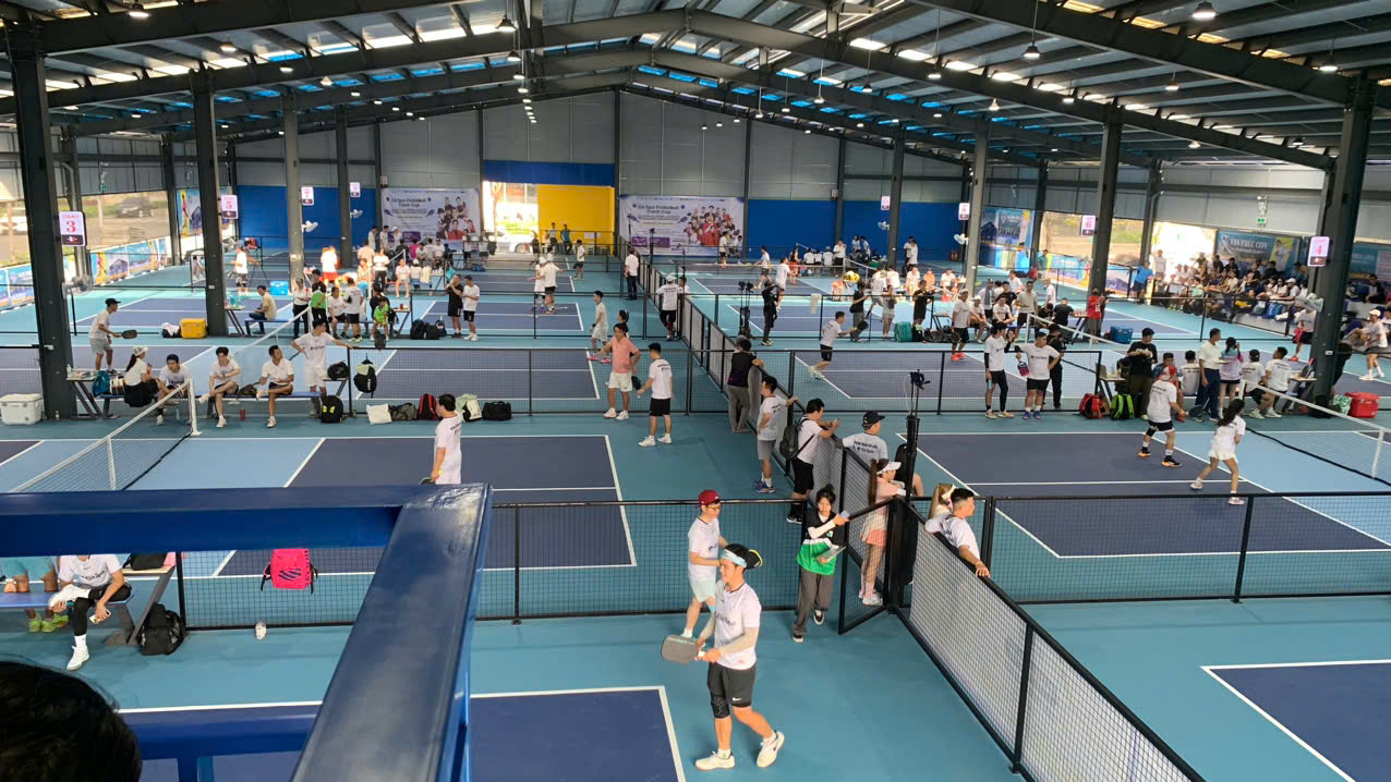 Thi công mái che pickleball